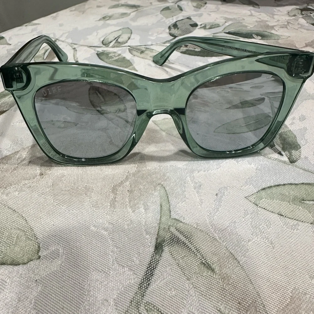Diff Eyewear Green Transparent Sunglasses - Picture 2 of 6
